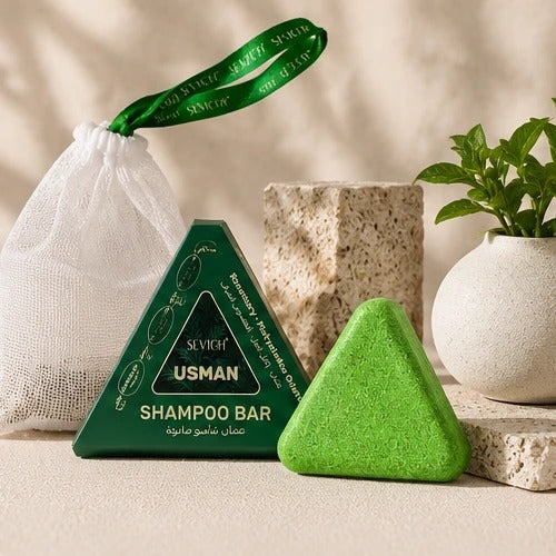 Pain de shampoing AZUR-A et son étui, posés sur pierre claire