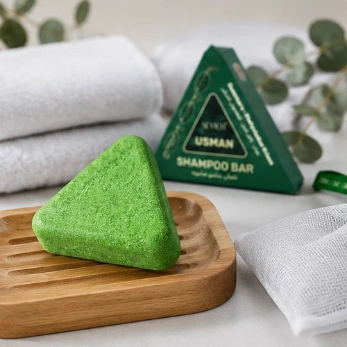 Le pain sur son plateau de bois, en salle de bain